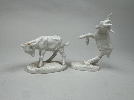 两件白色瓷质小摆件，造型为两只山羊。
德国制作，20世纪。
高12厘米（较大的那件）。