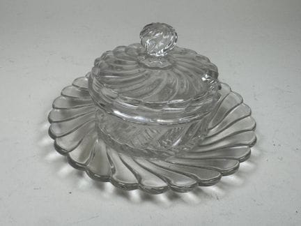 BACCARAT.
Beurrier sur présentoir fixe en verre mo