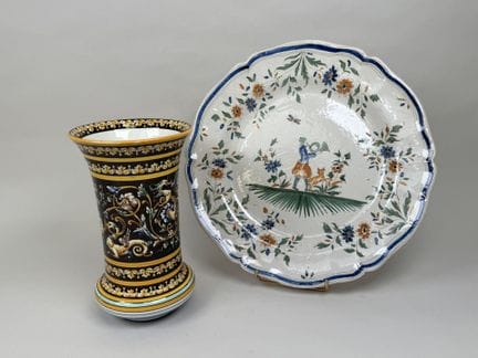 一套多色釉陶器，包括：
- 一只边缘呈锯齿状的大盘，饰有多色釉的猎人图案。
直径 35.5 厘米。
