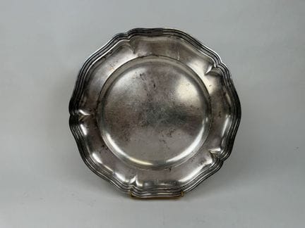 Plat circulaire en métal argenté bord chantourné m