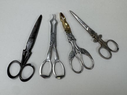 4 paires de ciseaux dont deux à sucre en métal, do