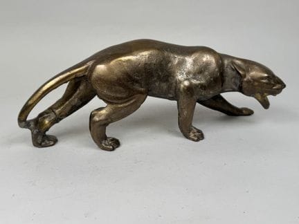 20世纪画派。
猫科动物。
带金色古铜色调的金属雕塑。
长33厘米。