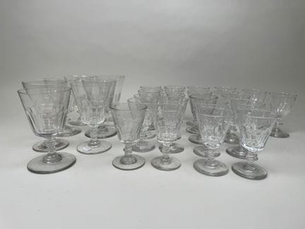 Juego de vasos de cristal y vidrio compuesto por:
