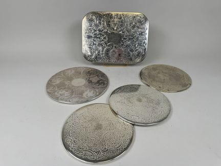 5 dessous de plat en métal argenté à décor ciselé 