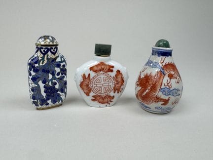 CHINA, 20th century. 
Three small snuff boxes made