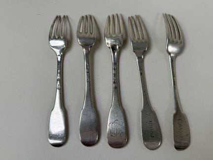 5 tenedores de plata 950/1000, algunos con números