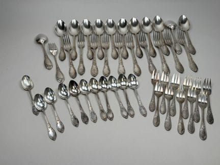Juego de cubiertos de metal plateado con motivos v