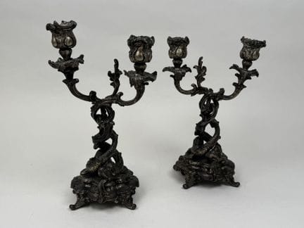 Par de candelabros de regul con pátina, de dos bra