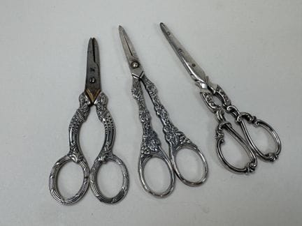 Trois paires de ciseaux en métal argenté et métal 