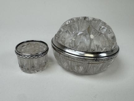 Deux pique-fleurs en verre moulé, la monture en ar