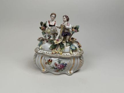MEISSEN, siglo XX.
Pequeña caja ovalada con tapa, 