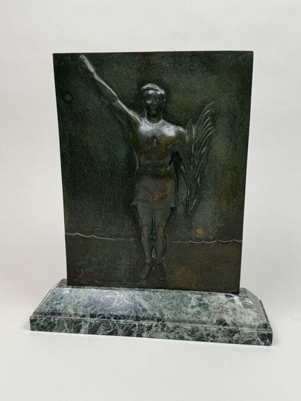 罗伯特·德兰德（Robert DELANDRE，1879-1961）。
长方形青铜板，表面呈绿色古铜