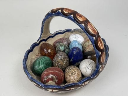 Colección de 13 huevos de piedra dura, entre los q