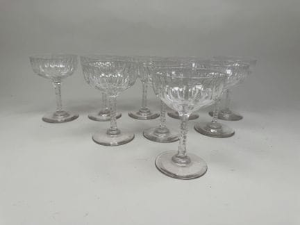 Juego de 9 copas de champán de cristal tallado.
Al