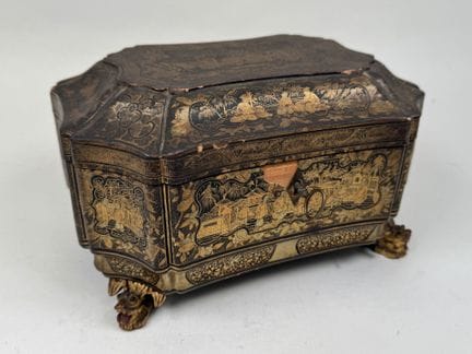 JAPÓN, siglo XIX.
Cajita de madera lacada y dorada