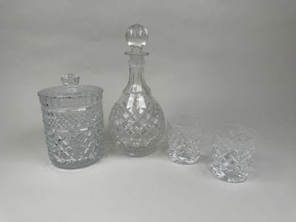 Juego de cristal moldeado con decoración de puntas