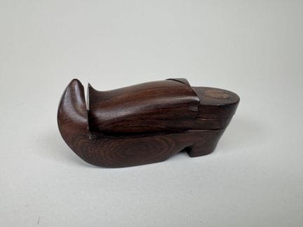 Pequeña caja de madera con sistema de apertura, co