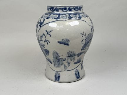 Jarrón o vasija de porcelana azul y blanca decorad