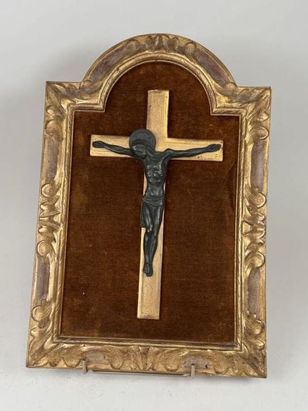 École, fin XIXe.
Crucifix.
Sujet en bronze patiné 