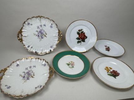 A set of polychrome and gold porcelain pieces, inc