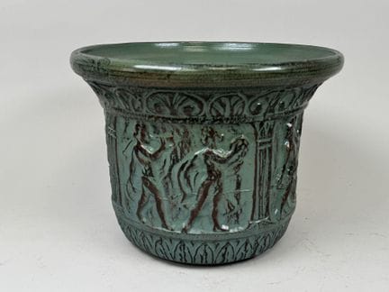 Cache-pot en terre cuite à patine verte à décor à 