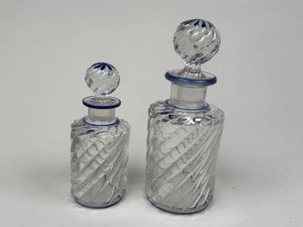 BACCARAT, atribuido a.
Dos frascos de vidrio molde