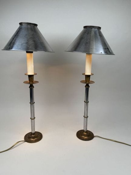 Par de candelabros altos de latón y metal, con pan