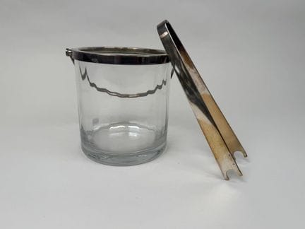 Pequeña cubitera de cristal y metal plateado.
Altu