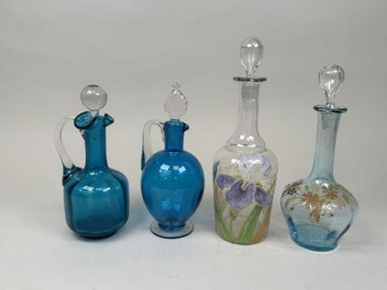 Lot de 4 flacons ou petits carafons en verre color