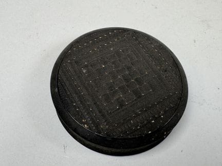 Caja circular de cuerno o carey cincelada con moti