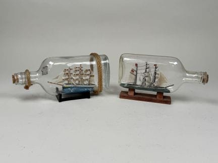 Dos pequeñas maquetas de barcos de tres mástiles, 