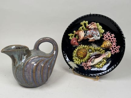 套装包含：
- 彩绘陶瓷盘，采用海底景致错视画风格。
直径 24 厘米／
- DENBAC。
灰色底
