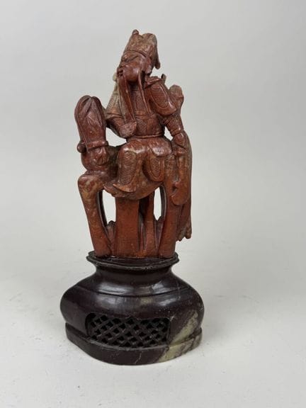 亚洲，20世纪。
骑马人。
雕像置于雕刻并镂空的硬石基座上。
28 × 13 × 8.5 厘米。