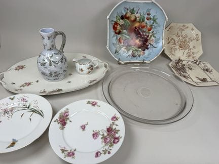 Set of porcelain and earthenware pieces decorated 