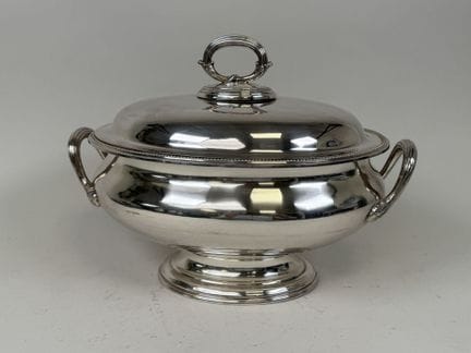BARKER BROS.
Important légumier ou soupière couver