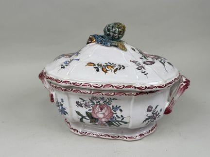埃米尔·泰西耶（Émile TESSIER）于马利科恩（MALICORNE）
彩釉陶制汤盆，饰有花卉