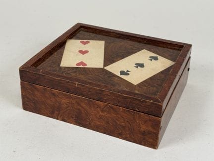 Caja rectangular para naipes, de madera teñida, co