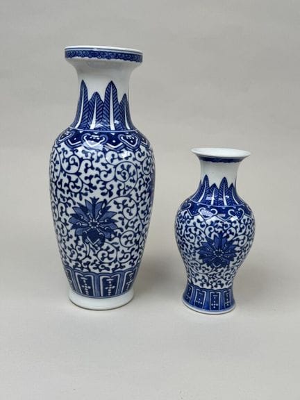 ASIA, siglo XX.
Dos jarrones balaustrados de porce
