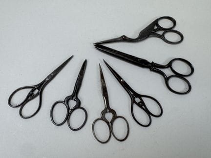 Petite collection de 6 paires de ciseaux à couture
