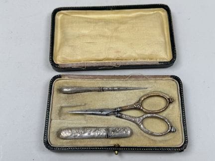 Set de costura de metal y metal repujado que inclu