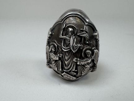 Huevo de recuerdo recubierto de una lámina de plat