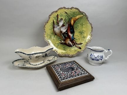 Conjunto compuesto por un salvamanteles GIEN, una 