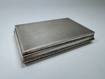 Caja rectangular para cigarrillos de plata de 800 