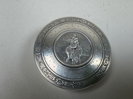 Caja circular de plata 950/1000, con decoración gu