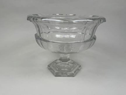 Gran copa con pie, de cristal moldeado con aristas