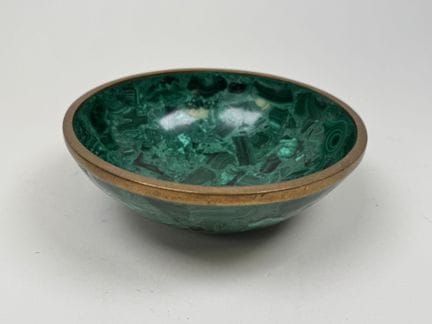 Copa con base de malaquita y borde de metal dorado