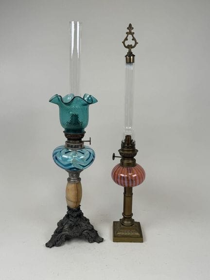 Deux lampes à pétrole en bronze, régule, verres co