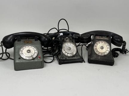 3er-Set Telefone aus Bakelit und Metall.
14 x 23 x