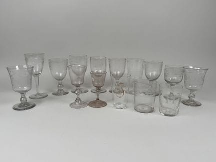 Sammlung von 15 Stielgläsern oder Bechern aus Kris