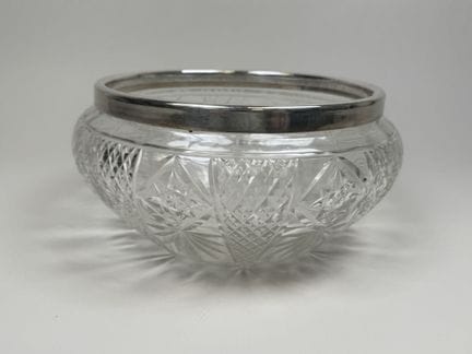 Runde Kristallschale mit Diamantspitzen und stilis